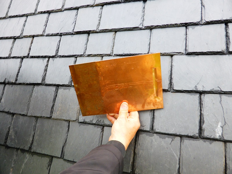 Démoussage toit - La technique du fil de cuivre | Demoussage